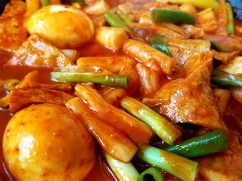  Ddeokbokki – Kotimaista Kämmentä Laitettuna Tultaan Ja Maustuneena Makuaineilla!