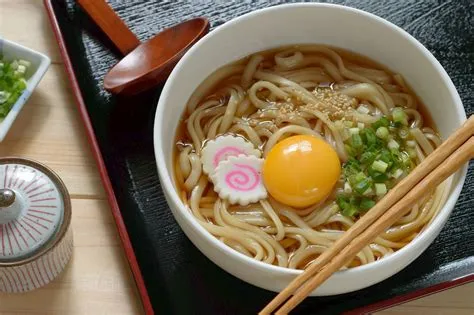  Tsukimi Udon: Japanilainen syyskuuhuipennus täynnä makuja ja silkkiä!